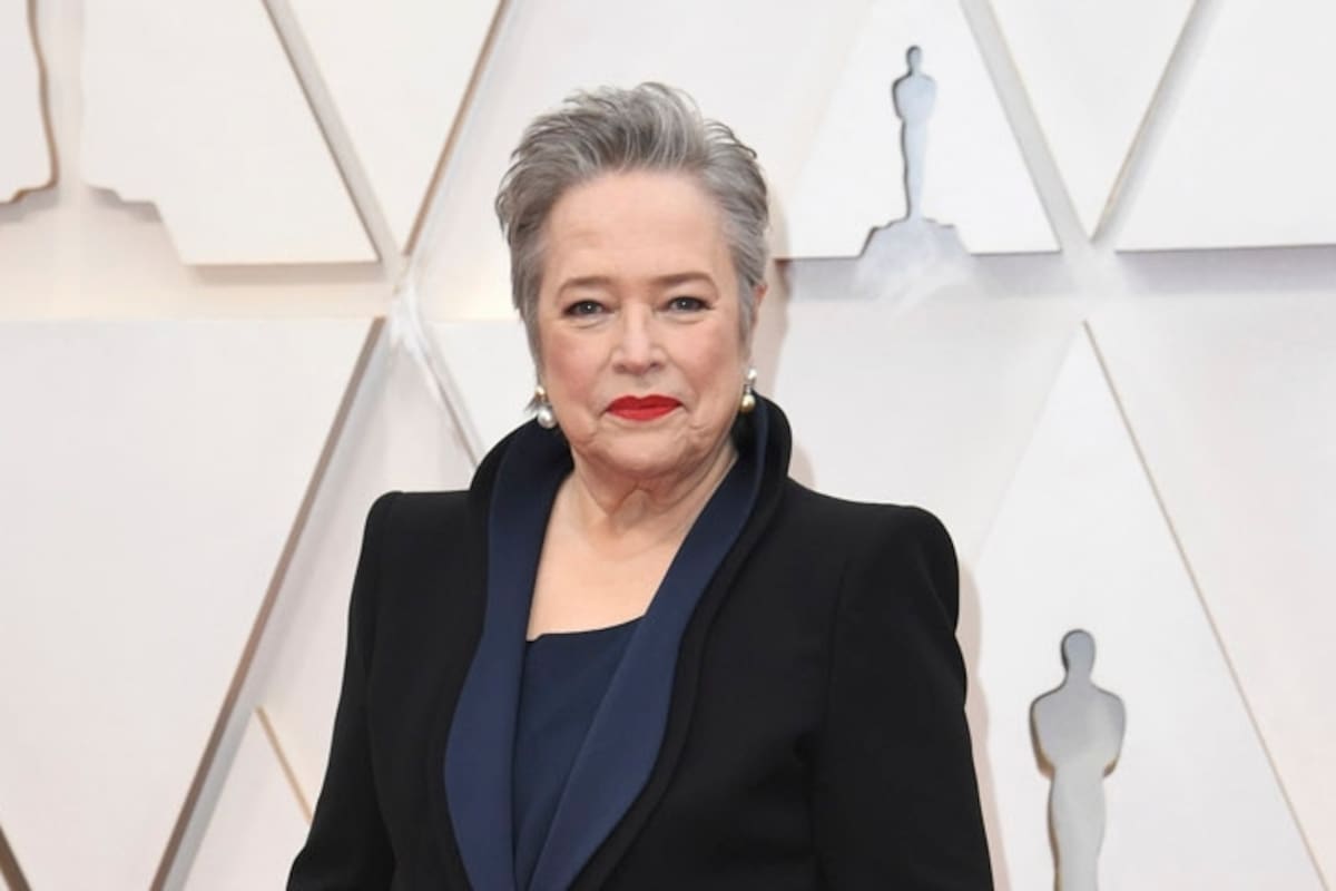 Kathy Bates en la alfombra roja durante la llegada de los Oscar