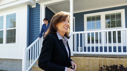 Kathy Hochul analiza medidas para contener el aumento del costo de vida en Nueva York que llevó a sus residentes a endeudarse para cubrir sus necesidades básicas