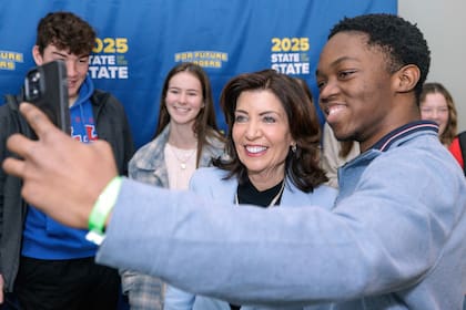 Kathy Hochul anuncia una inversión millonaria para nuevos Espacios Seguros para adolescentes y jovenes con problemas de salud mental