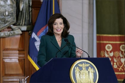 Kathy Hochul anunció en una conferencia de prensa celebrada este jueves un plan para reducir los costos de los seguros del automóvil en Nueva York, que incluye sanciones contra las personas que cometen fraude y otras acciones