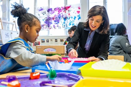Kathy Hochul anunció la ampliación del Crédito Tributario por Hijos en Nueva York