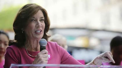 Kathy Hochul asumirá hasta el final del mandato constitucional de Cuomo