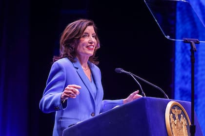 Kathy Hochul cuestionó las redadas del ICE y recordó la detención de un empleado municipal de Nueva York