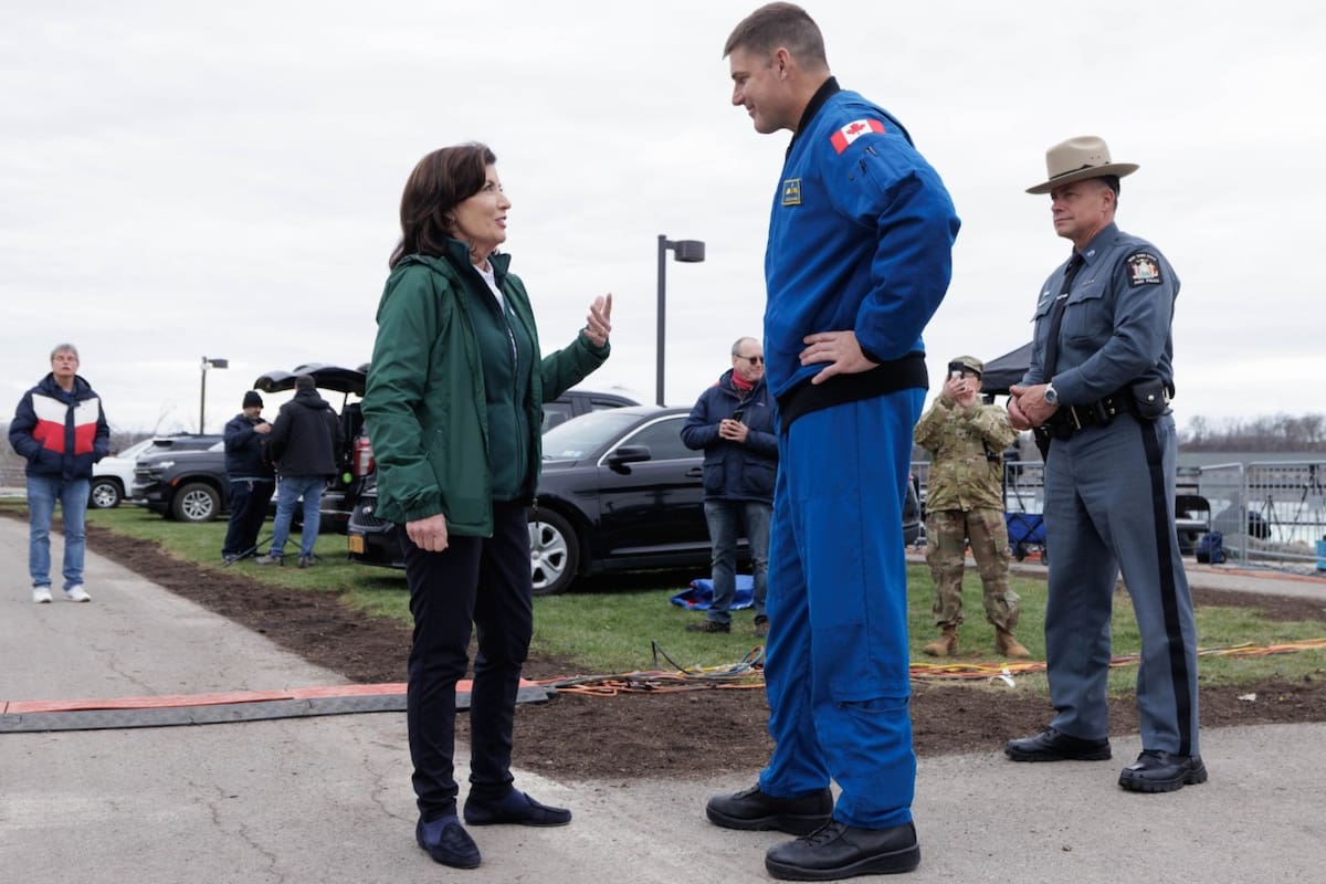 Kathy Hochul junto a Jeremy Hansen en 2024