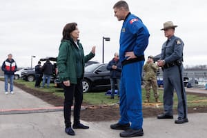 Kathy Hochul junto a Jeremy Hansen en 2024
