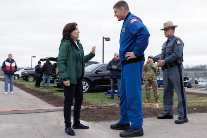 Kathy Hochul junto a Jeremy Hansen en 2024