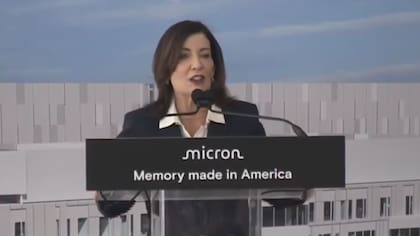 Kathy Hochul pronunció un discurso en la inauguración de la obra de Micron en Nueva York