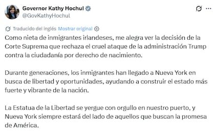 Kathy Hochul se mostró conmovida tras la negativa de la Corte Suprema a restringir la ciudadanía por nacimiento en EE.UU.