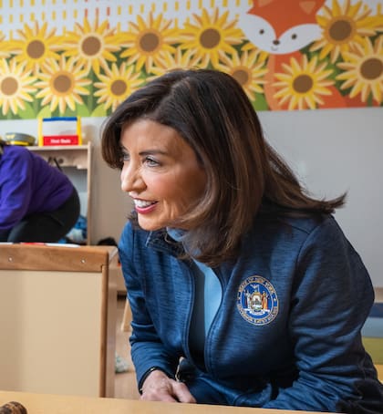 Kathy Hochul tiene una amplia ventaja en la última encuesta sobre las elecciones a gobernador de Nueva York