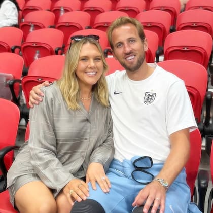 Katie acompañó a Kane en toda su carrera: desde sus inicios en el Tottenham hasta que se convirtió en el máximo goleador histórico de la selección inglesa. Se comprometieron en 2017, durante unas vacaciones en las Bahamas, y se casaron dos años más tarde, en el verano europeo de 2019