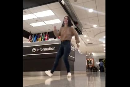 Katie baila por todo el aeropuerto ante la mirada del resto de los pasajeros