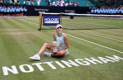 Katie Boulter posa con el trofeo de campeona tras derrotar a Jodie Burrage 6-3, 6-3 en la final del Abierto de Nottingham, el domingo 18 de junio de 2023. (Nigel French/PA vía AP)