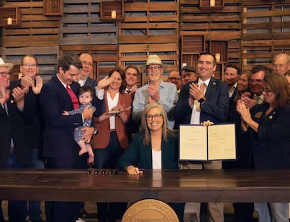 Katie Hobbs destaca que la ley SB 1611 no solo conservará agua, sino que también reducirá el costo de la vivienda y generará empleos