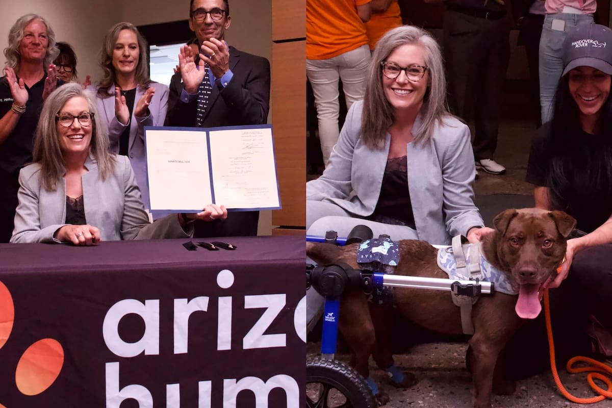 Katie Hobbs durante la firma de la nueva ley