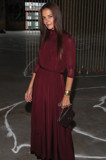 Katie Holmes asistió al desfile de Ulla Johnson en la Semana de
la Moda de Nueva York con un sobrio y vestido bordó de esa diseñadora y lo acompañó con botas.