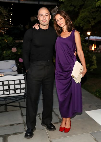 Katie Holmes fue una de las invitadas más miradas de la gran fiesta que Michael Kors organizó para celebrar los 45 años de su marca. La estrella de Dawson's Creek llegó acompañada por el artista Jason Bard Yarmosky, su flamante novio, y deslumbró con un look que obtuvo el visto bueno de los críticos de moda: un vestido largo satinado violeta y zapatos rojos que complementaron el conjunto a la perfección