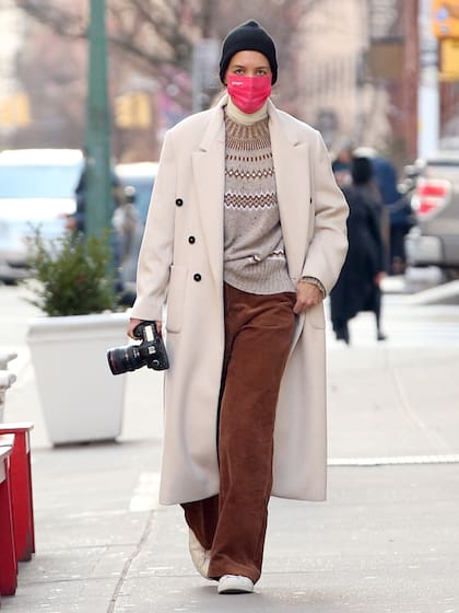 Katie Holmes luce perfecta con un abrigo gris y una mascarilla brillante mientras da un paseo por la Gran Manzana