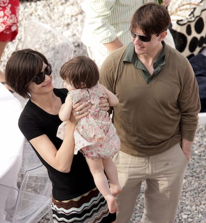 Katie Holmes, Tom Cuise y Suri, en 2007
