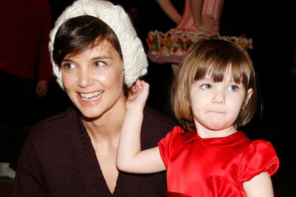 Katie Holmes y Suri, en una postal de 2008, cuando todavía conformaban una familia con Tom Cruise