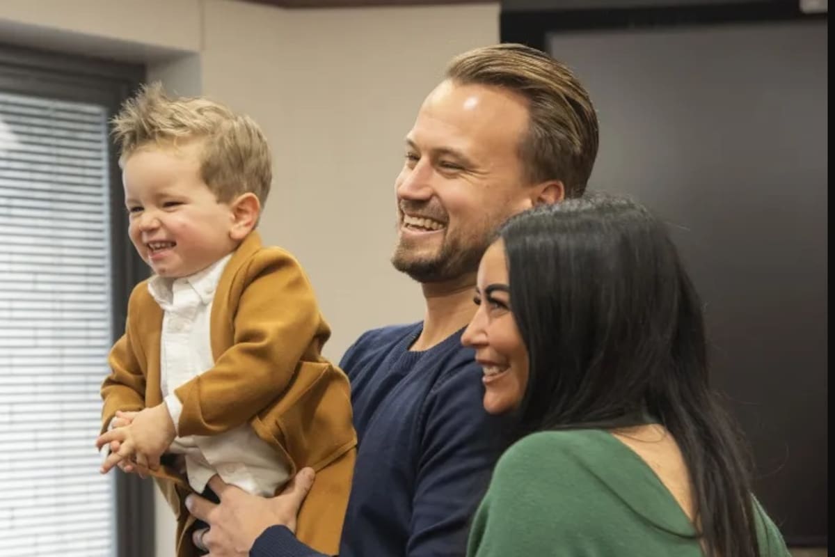 Katie junto a su esposo Brian, y su hijo de dos años