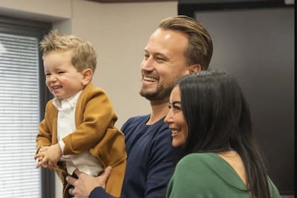 Katie junto a su esposo Brian, y su hijo de dos años