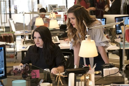 Katie Stevens y Meghann Fahy en The Bold Type, la serie que le dio gran visibilidad