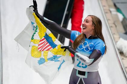 Katie Tannenbaum, representante de las Islas Vírgenes, celebra tras terminar su tercer intento en el skeleton en los Juegos Olímpicos de Beijing el sábado 12 de febrero del 2022. (AP Foto/Mark Schiefelbein)