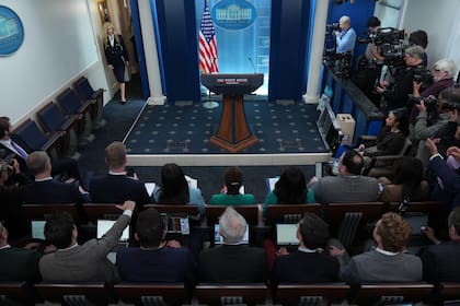 Katie Zacharia ingresa a la sala de prensa durante los cinco días que duró en el cargo