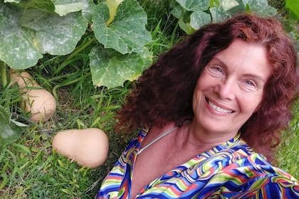 Katja en la huerta de su casa de Tigre