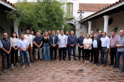 Katopodis e intendentes, reunidos en Luján para escenificar la protesta contra Milei por el estado de las rutas