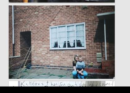 Katriona O'Sullivan junto a su hijo en 1996