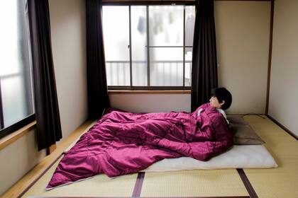 Katsuya Toyoda se levanta de su cama en su departamento de Tokyo
