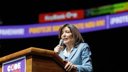 Katy Hochul, gobernadora de Nueva York, brinda un discurso durante un acto electoral