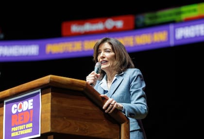 Katy Hochul, gobernadora de Nueva York, brinda un discurso durante un acto electoral