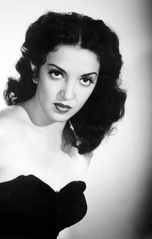 Katy Jurado fotografiada en Hollywood tras su aparición en A la hora señalada
