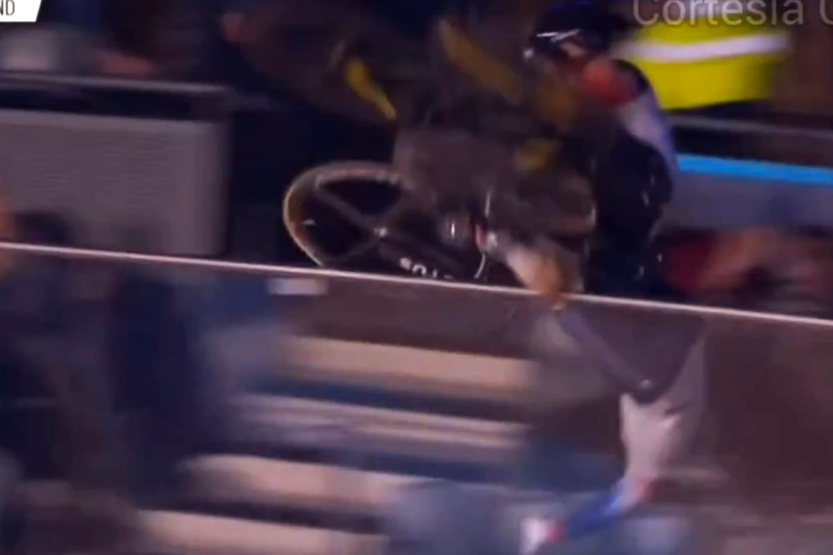 Katy Marchant y el vuelo del otro lado de la pista junto con la alemana Alessa-Catriona Propster, cayendo sobre el público