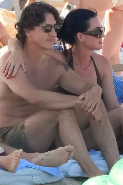 Katy Perry, con bikini marrón escote halter y anteojos Chloé, y Justin Trudeau eligieron Saint Tropez para descansar