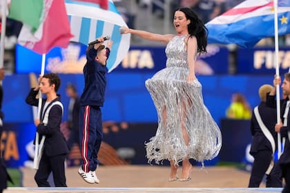 Katy Perry durante su performance en Los Ángeles junto a Tius Luka Sundberg (AP Photo/Mark J. Terrill)