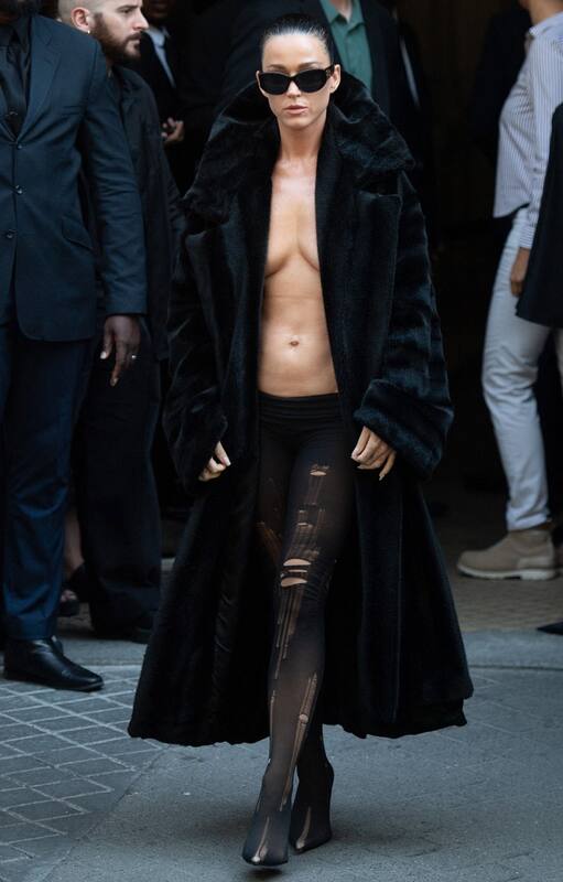 Katy Perry en su llegada al desfile de Balenciaga, en París, el pasado 26 de junio