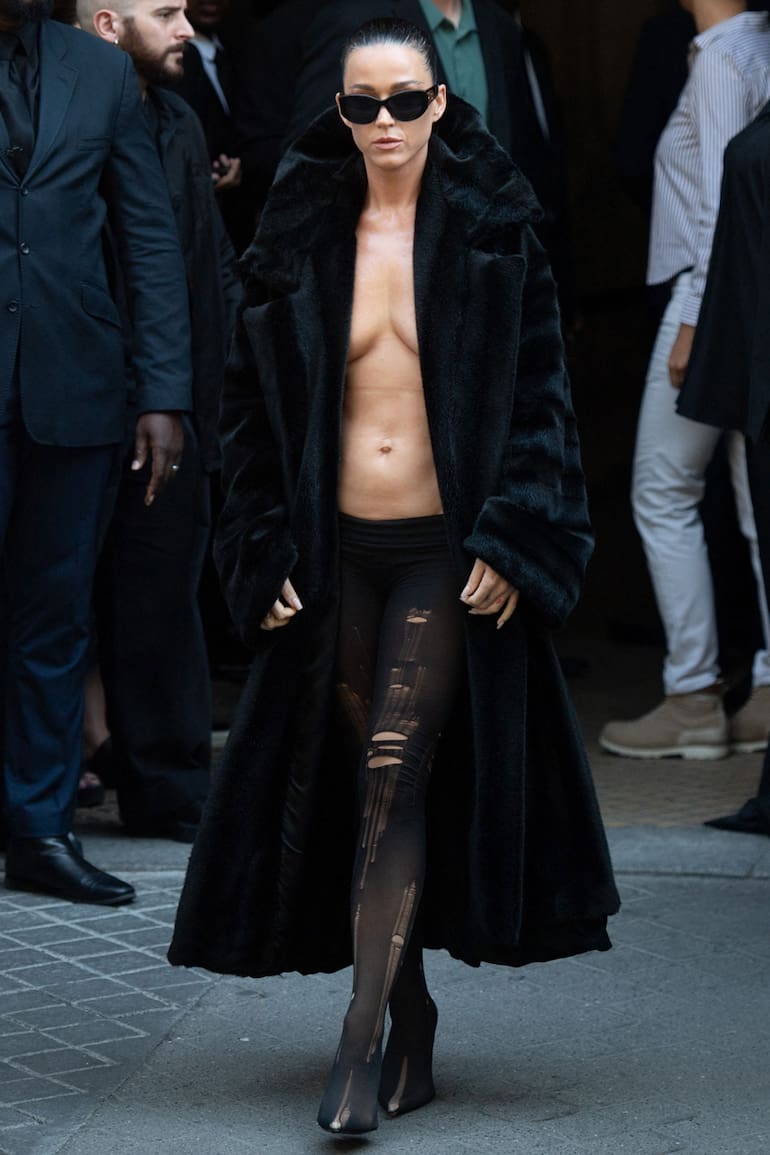 Katy Perry en su llegada al desfile de Balenciaga, en París, el pasado 26 de junio