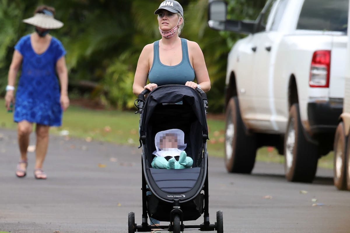 Katy Perry y su hija Daisy paseando en Hawaii