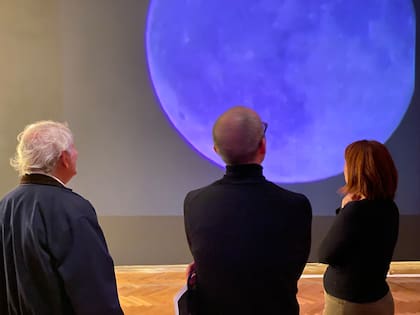 Katz con una obra suya y los curadores de la muestra, Francisco Lemus y Mariana Marchesi