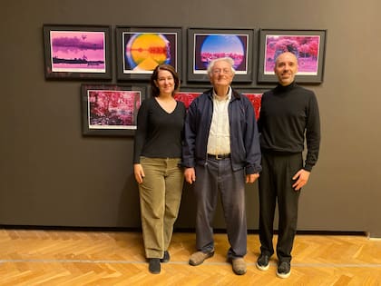 Katz en el Bellas Artes con su obra y los curadores de la muestra, Mariana Marchesi y Francisco Lemus