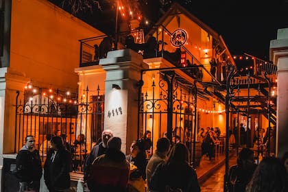 Katzen Haus abrió a fines de 2021 con cerveza artesanal, hamburguesas y tapas en una casa histórica de Villa Devoto.