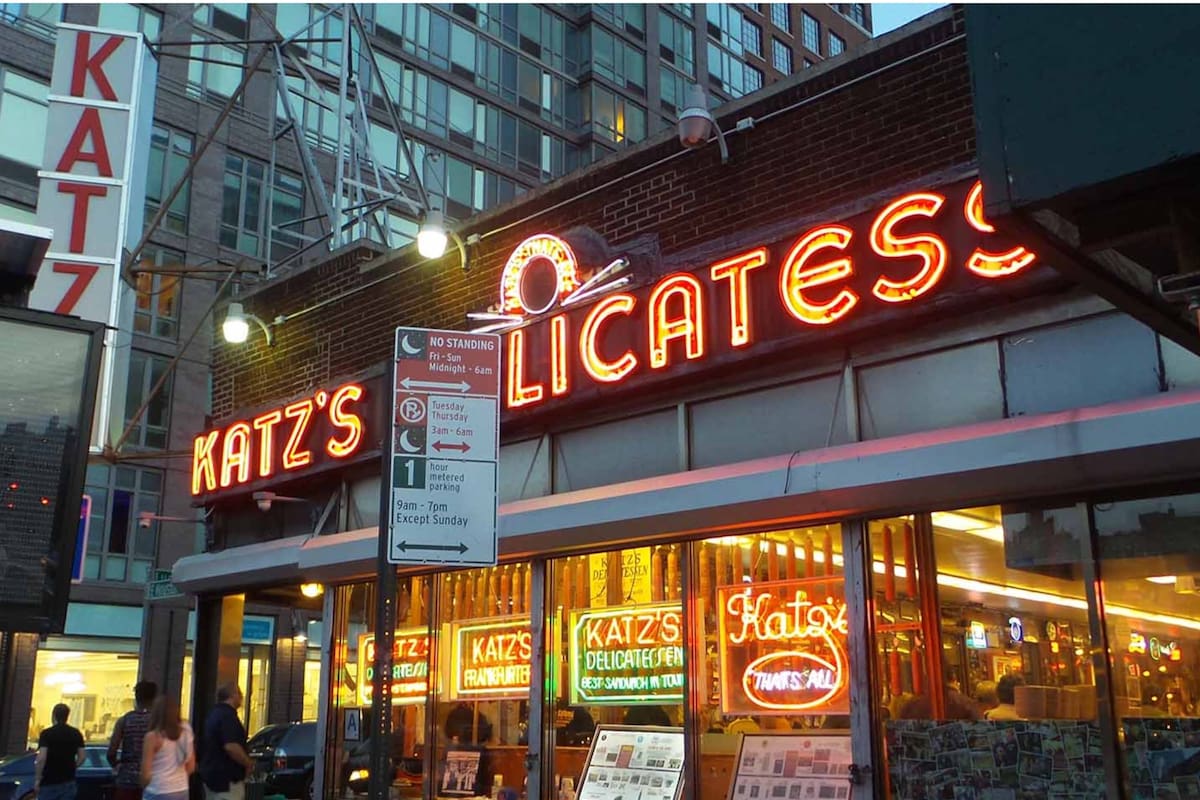Katz’s Delicatessen está ubicado en la tradicional esquina de Nueva York y ofrece un menú emblemático