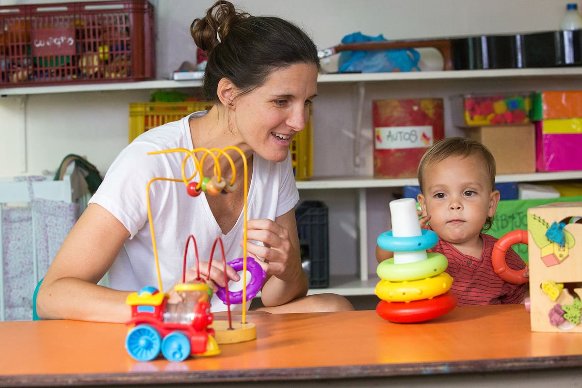 Kau Jiménez Cavanna juega con su docente en El jardín de los cerezos