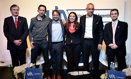Kaufmann (izq.), el anfitrión, junto a otros participantes