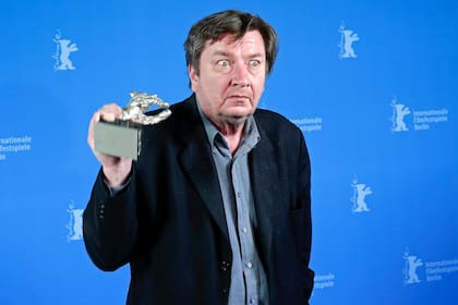 Kaurismaki con su León de Plata al mejor director por El otro lado de la esperanza, en el Festival de Berlín, en 2017