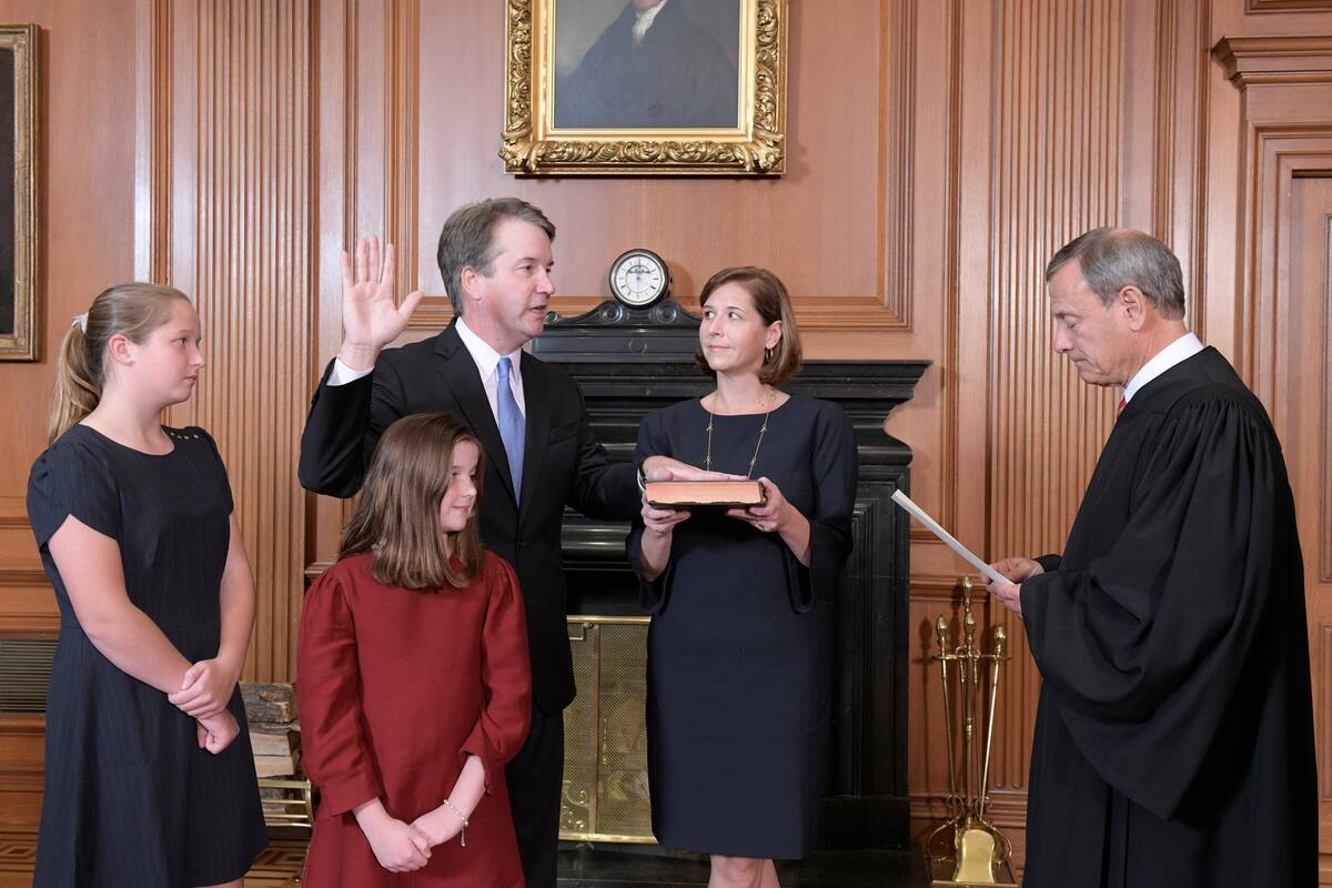 Kavanaugh, junto con su familia, en el momento de la jura como juez de la Corte Suprema