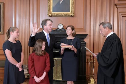 Kavanaugh, junto con su familia, en el momento de la jura como juez de la Corte Suprema